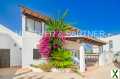 Foto Chalet im Ibiza-Style mit privater Garage und verschiedenen Terrassenflächen