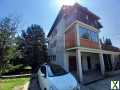 Foto KASTAV  Einfamilienhaus mit zwei Wohnungen, angelegtem Garten und Garage