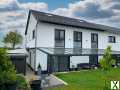 Foto Top ausgestattetes, einseitig angebautes Einfamilienhaus mit großer überdachter Terrasse u. Carport