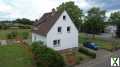 Foto Modernisiertes Einfamilienhaus mit Nebengebäude und Doppelgarage