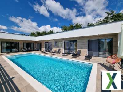 Foto ISTRIEN, SVETVINČENAT  Modernes einstöckiges Haus mit Swimmingpool, umgeben von Natur