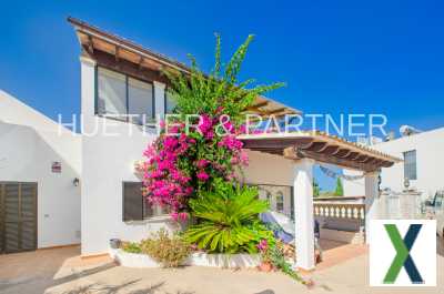 Foto Chalet im Ibiza-Style mit privater Garage und verschiedenen Terrassenflächen