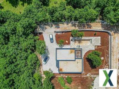 Foto Neues einstöckiges Haus mit Pool inmitten der Natur, Pula, in der Nähe von Svetvinčenta