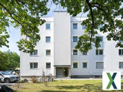 Foto Teilrenovierte 4-Zimmer-Wohnung mit großen sonnigen Balkon