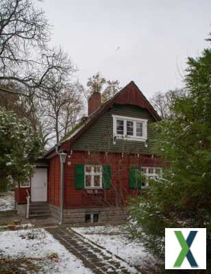 Foto Wunderschönes historisches Holzhaus mit großem Garten