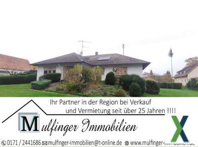 Foto Einfamilienhaus mit großem Garten und Garage
