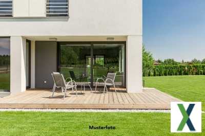 Foto Freistehendes Einfamilienhaus, Stellplatz und Doppelgarage