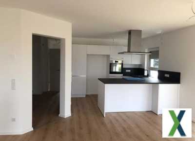 Foto Exklusive Neubau-Doppelhaushälfte mit moderner Architektur und Effizienzstandard